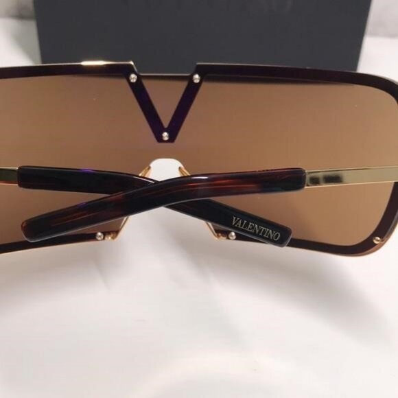 New Authentic Valentino V-Romask Oversized Sunglasses – Light Gold Titanium, Uni - Picture 4 of 12
